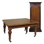 Good Victorian mahogany rectangular top extending dining table fitted four insertions and standing
