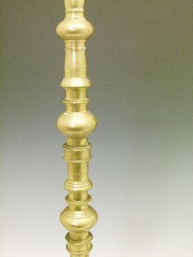 Pair of tall brass table lamps, each standing on a flared circular foot with an oak base, 80cm high - Image 4 of 7
