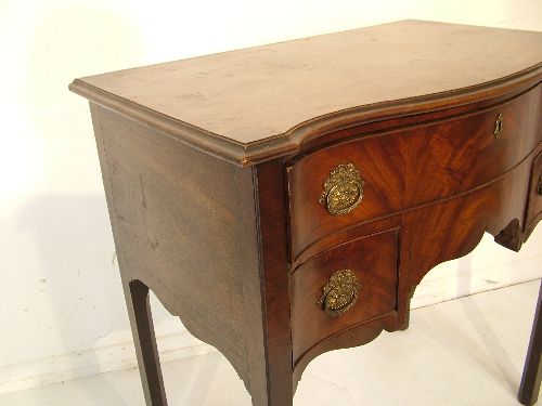 George III mahogany serpentine front kneehole serving table fitted one and two short drawers with - Image 3 of 7