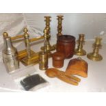 SELECTION OF BRASS & TREEN ITEMS