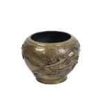 CACHEPOT IN BRONZO DORATO Cina, inizio XX Sec. decorato a motivo di drago, cm.22x30 A CHINESE ORMULO