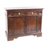 CREDENZA IN NOCE Modena, fine XVII Sec. piano rettangolare con due cassetti sottostanti e fronte a