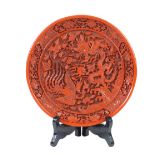 PIATTO IN LACCA ROSSA CON DRAGHI Cina, XX Sec. A CHINESE RED LACQUERED PLATE 20th century