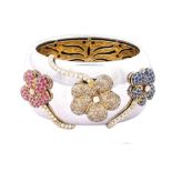 BRACCIALE MANETTA IN ORO BIANCO E GIALLO 18KT con tre fiori applicati in oro giallo diamanti