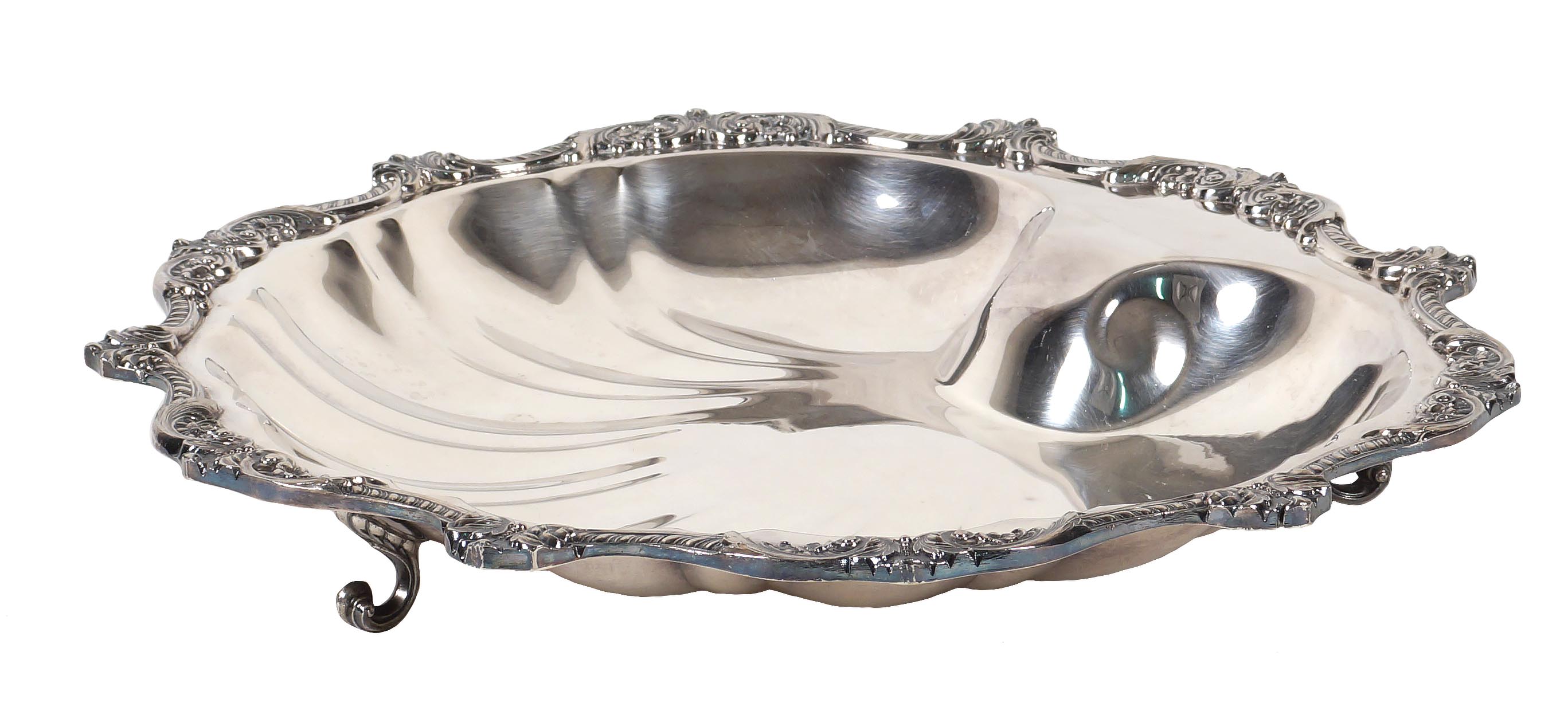 A silvered metal centerpiece Modelled in the form of a shell 20th century 6x40x37 cm.