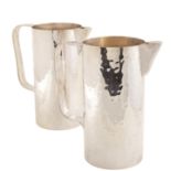 A pair of Sheffield carafes Plain silver with hammering decorations 20th century h. 20 cm.