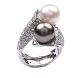 An 18K white gold and pearl contrariè ring Two cultured pearls of a diameter of circa 10,50 mm,