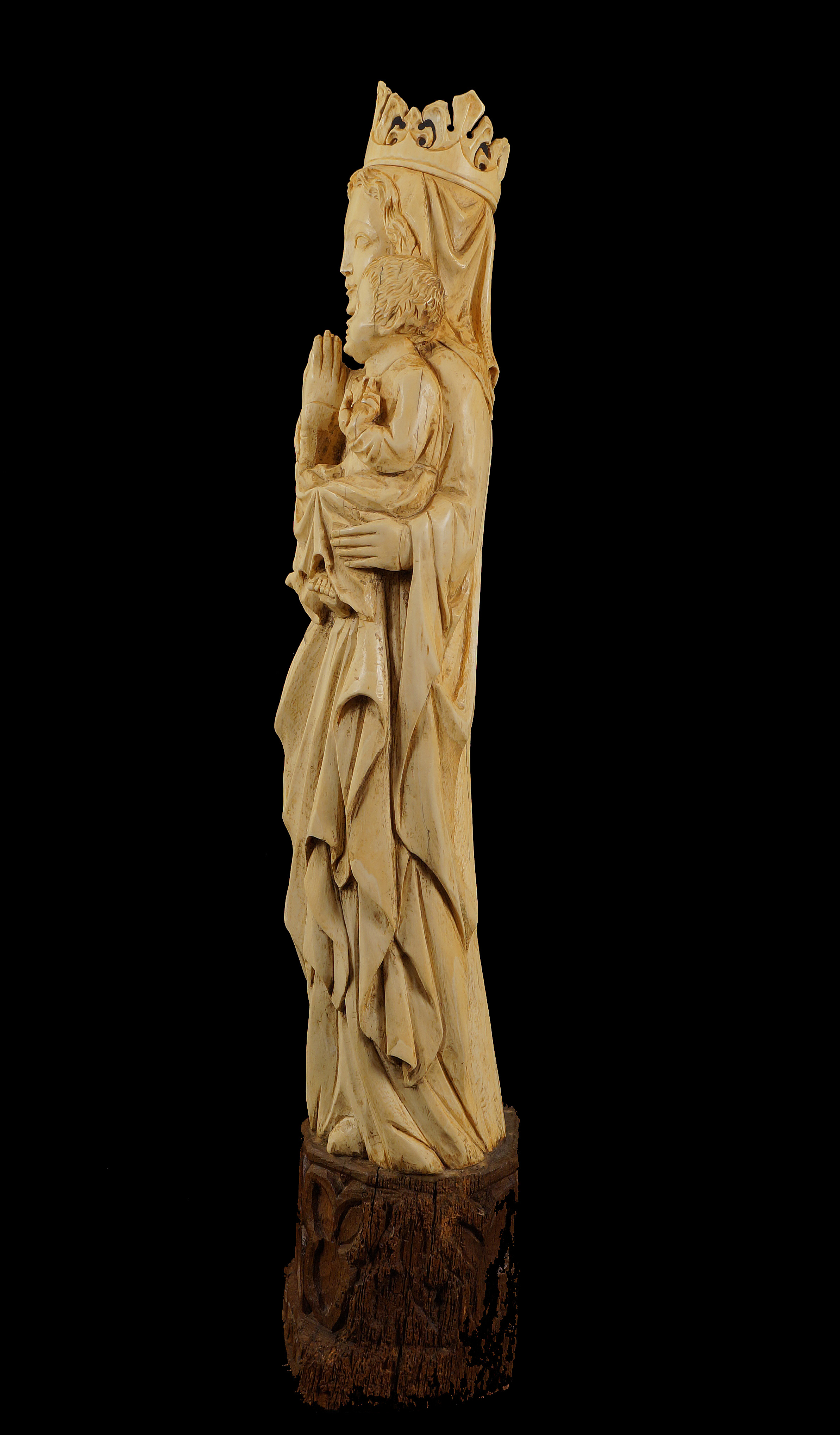 An important French Gothic ivory sculpture the extraordinary statue of the Virgin Mary with Child - Image 4 of 7