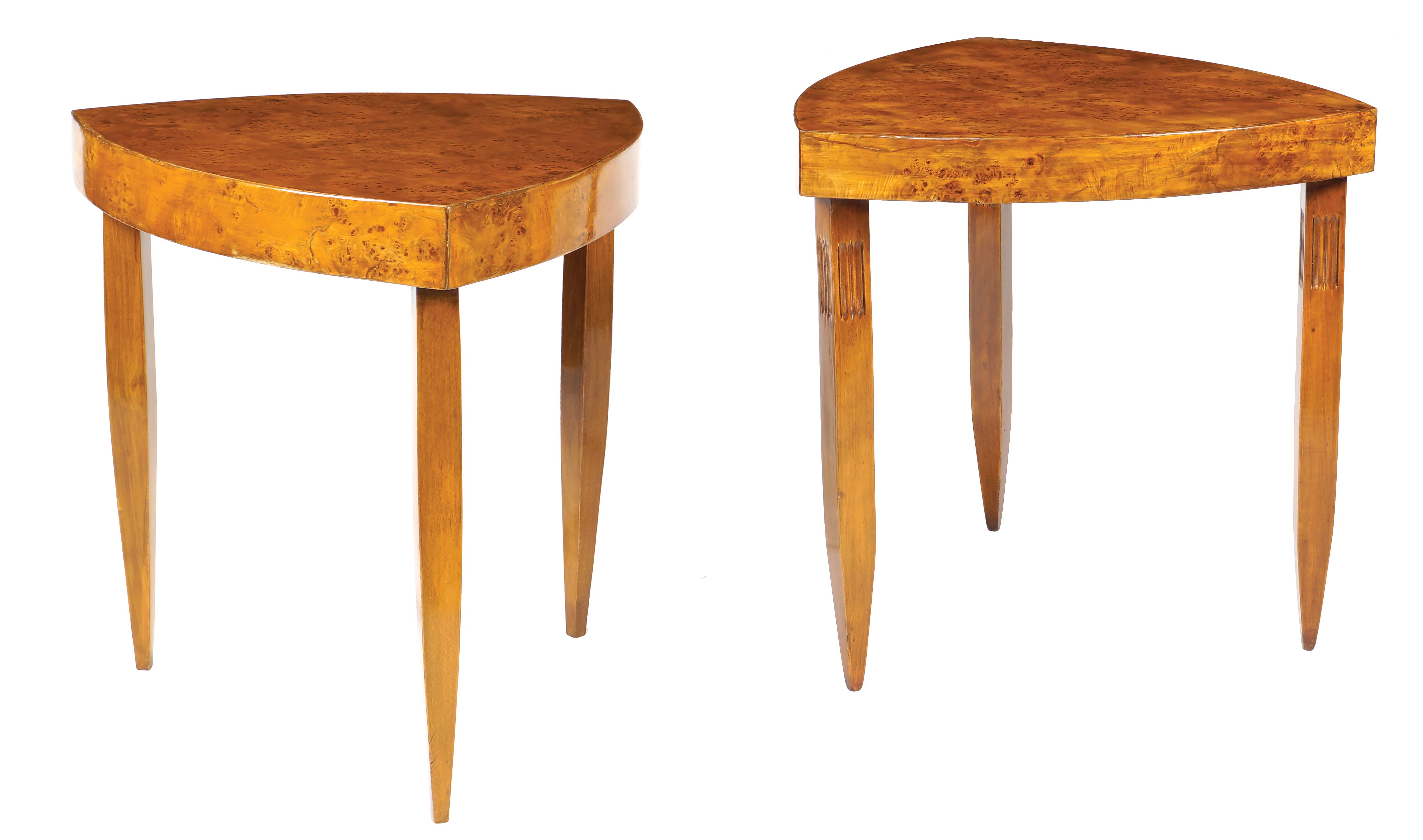 A pair of French rootwood Decò sidetables Each on three beechwood feet 20th century 68x64 cm.