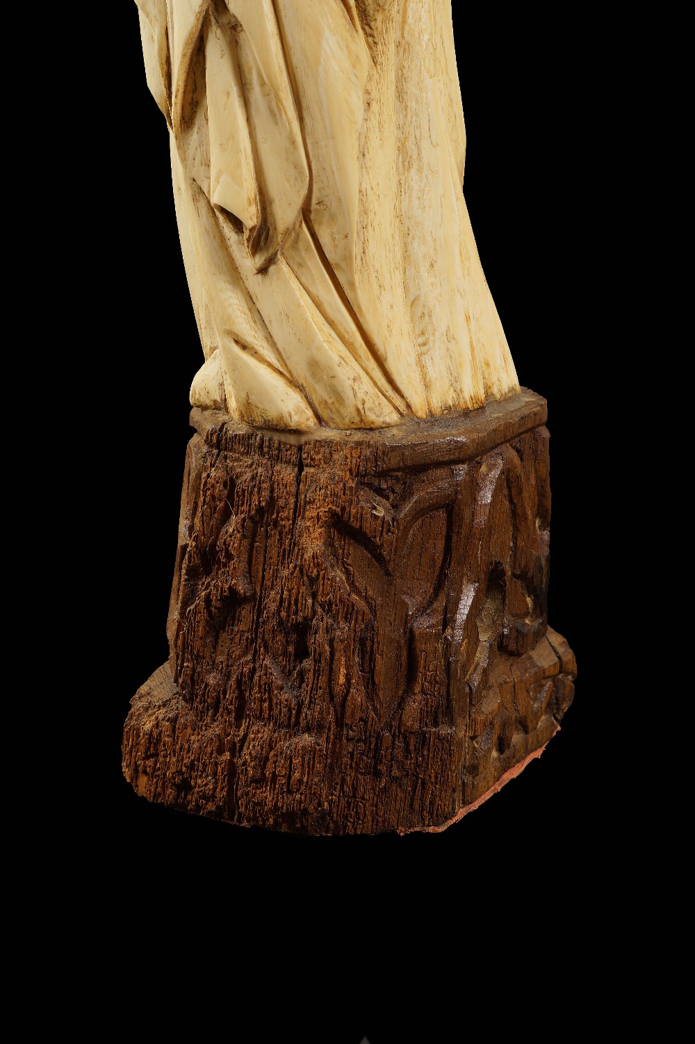 An important French Gothic ivory sculpture the extraordinary statue of the Virgin Mary with Child - Image 7 of 7