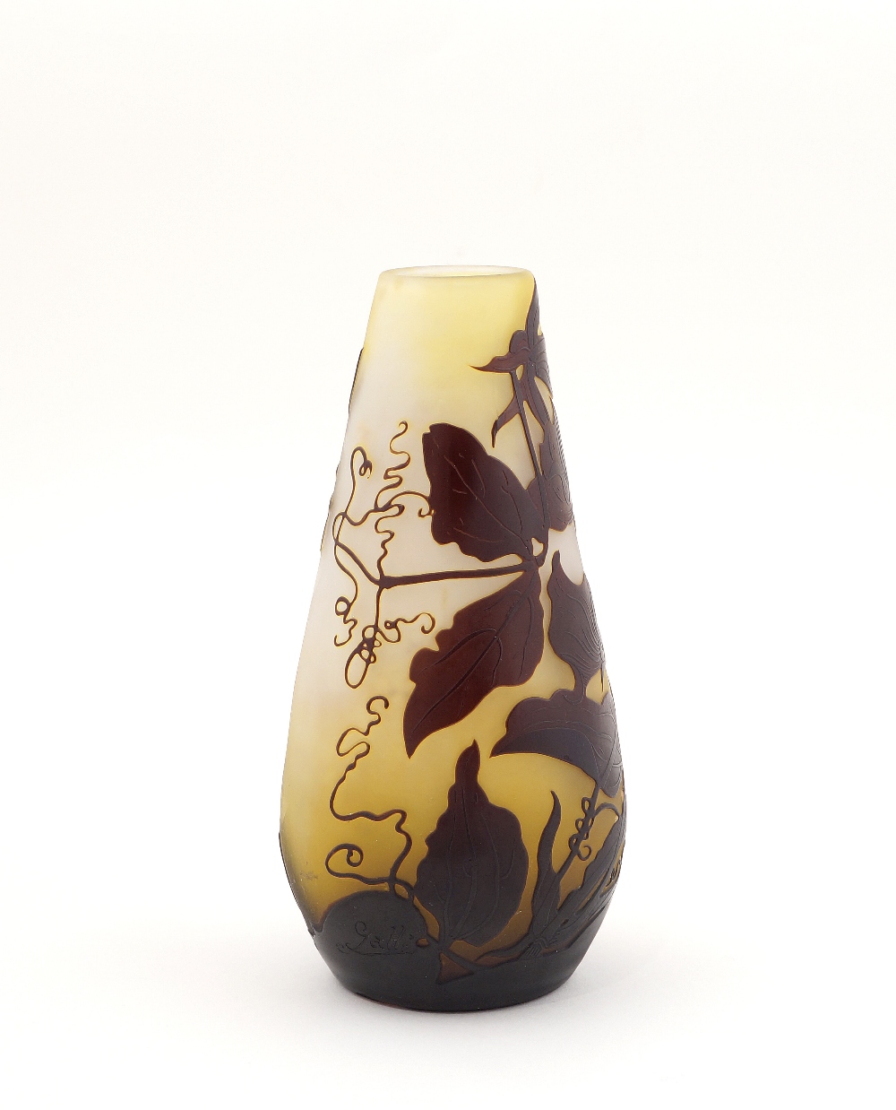 Emille Galle' A small cameo glass vase, signed Nancy, 1846-1904 h. 16,5 cm. - Image 2 of 2