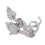 A platinum floral brooch brilliant-cut diamonds approx. weighing 3 carats 1940/50s peso 19,1 gr.