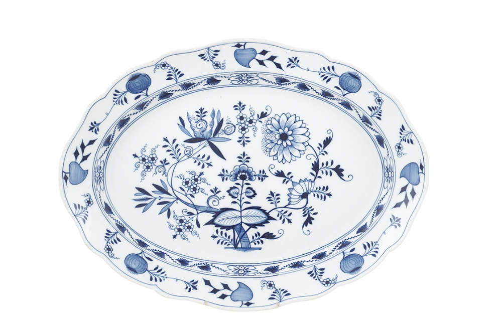 A Meissen porcelain platter Blue Onion pattern, mark under the base early 20th century 52x38,5 cm.