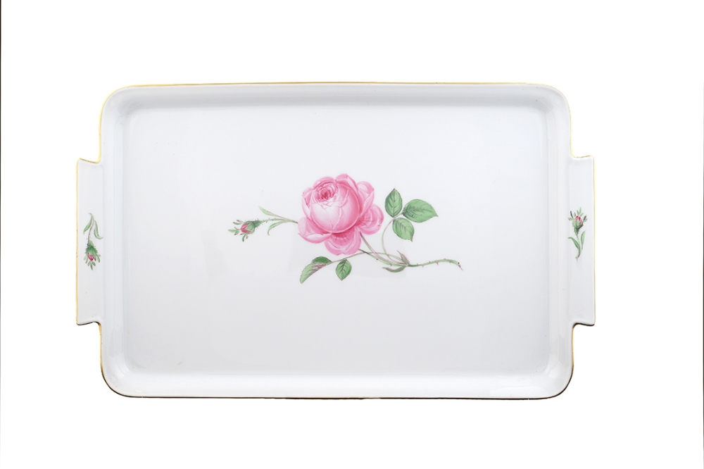 A Meissen porcelain tray Red rose pattern decorated with gilt elements, mark under the base 20th