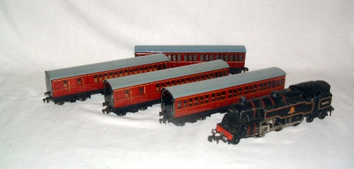HORNBY DUBLO 3R 2 x Train Sets - EDG17 BR Goods Set comprising a Gloss Black 0-6-2T no 69567, - Image 2 of 2