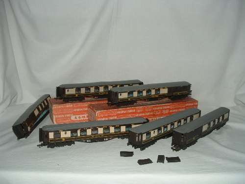 GRAHAM FARISH 00  - a tray containing 6 x Pullman Cars - 4 x 1950 issue - 3 are in Good condition