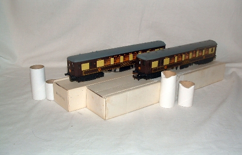 WRENN W3006/7 'Brighton Belle' Power and Dummy cars in Pullman Brown and Cream Livery.