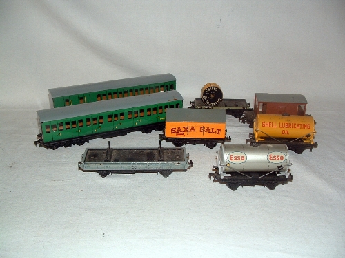 A tray containing  HORNBY DUBLO 2R Green Suburban Coaches nos 4025 and 4026 (Good Plus) and 6 x 2R