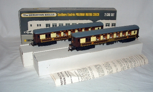 WRENN W3006/7 Brown & Cream 'Brighton Belle' Power and Dummy EMU Cars with White Tables.