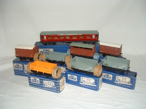 HORNBY DUBLO 2R - 8 x SD6 Goods Wagons in Blue and White Striped Boxes and a Coach - 13T Standard