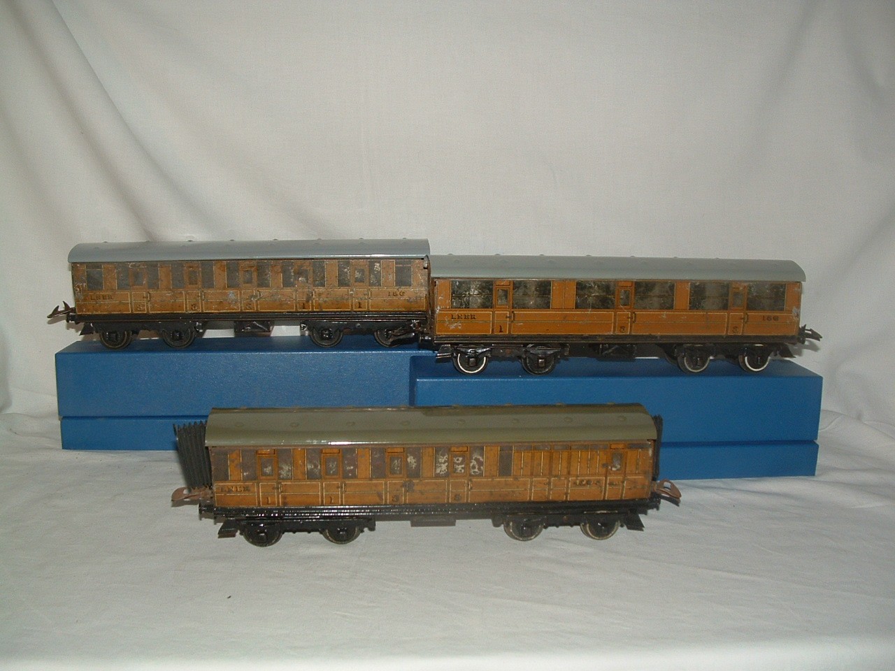 HORNBY 0 Gauge 3 x 1937 No 2 LNER Corridor Coaches - 2 x no 186 Lined Teak Composites and a 4204