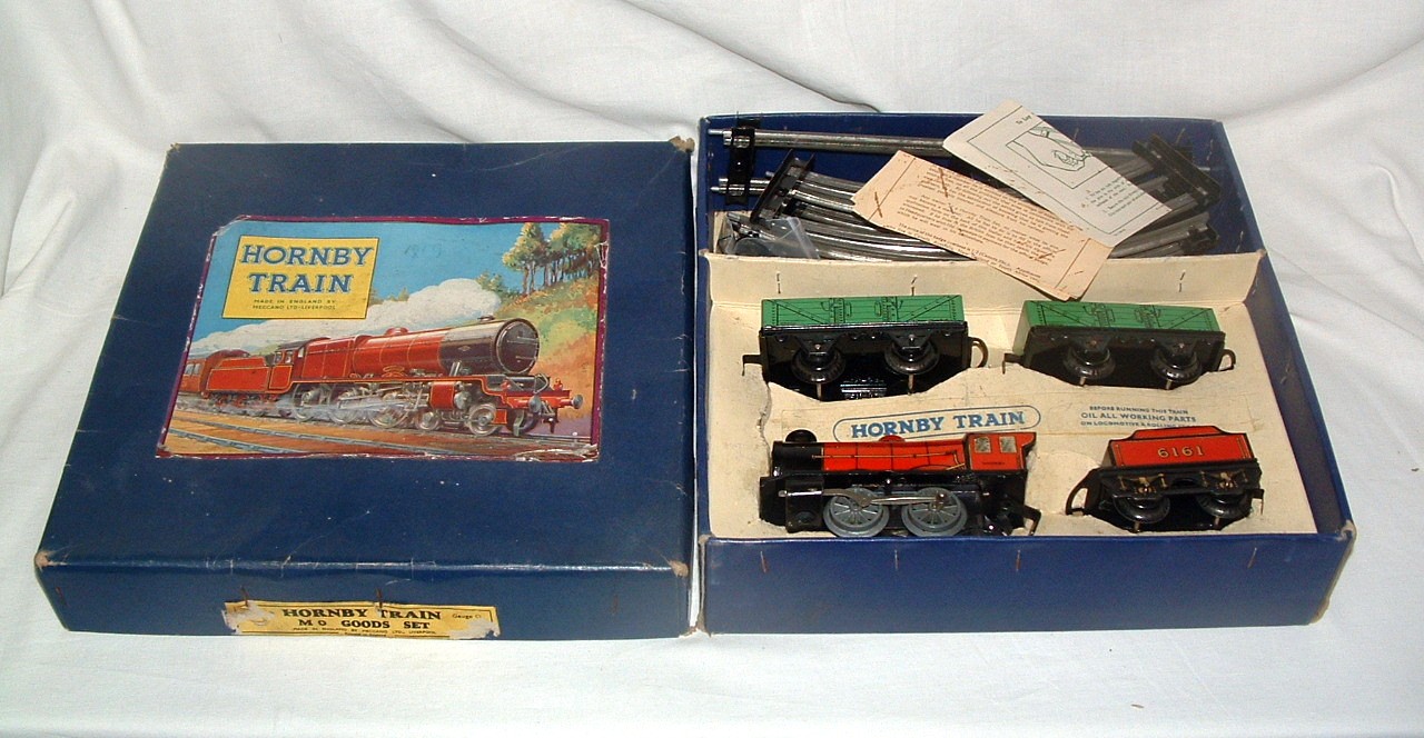 HORNBY MO Goods Set comprising a MO Red 0-4-0 Tinplate C/W Locomotive and Tender no 6161,