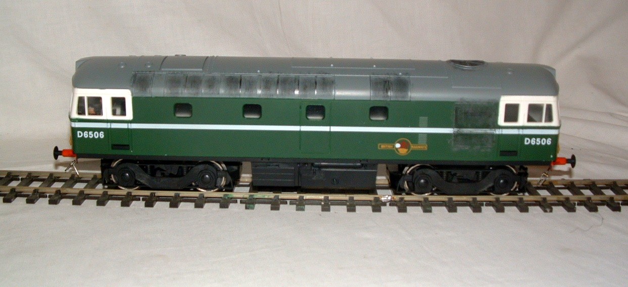 LIMA 0 Gauge 6576 BR Green Class 33 no D6506. Driver in Cab and fitted with sprung scale couplings.
