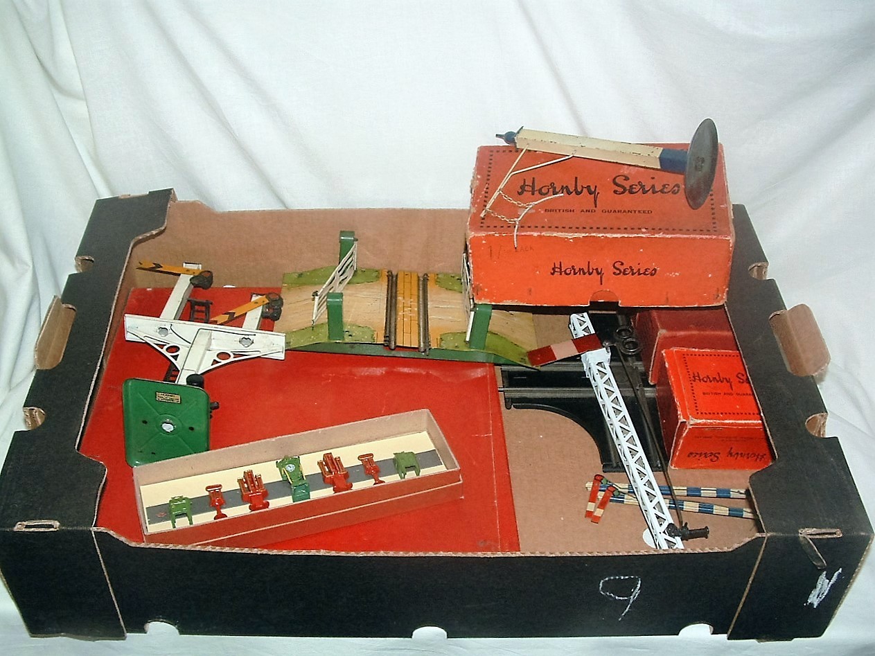 HORNBY 0 Gauge - a tray containing various accessories - a Loading Gauge c1925 (Good Boxed),