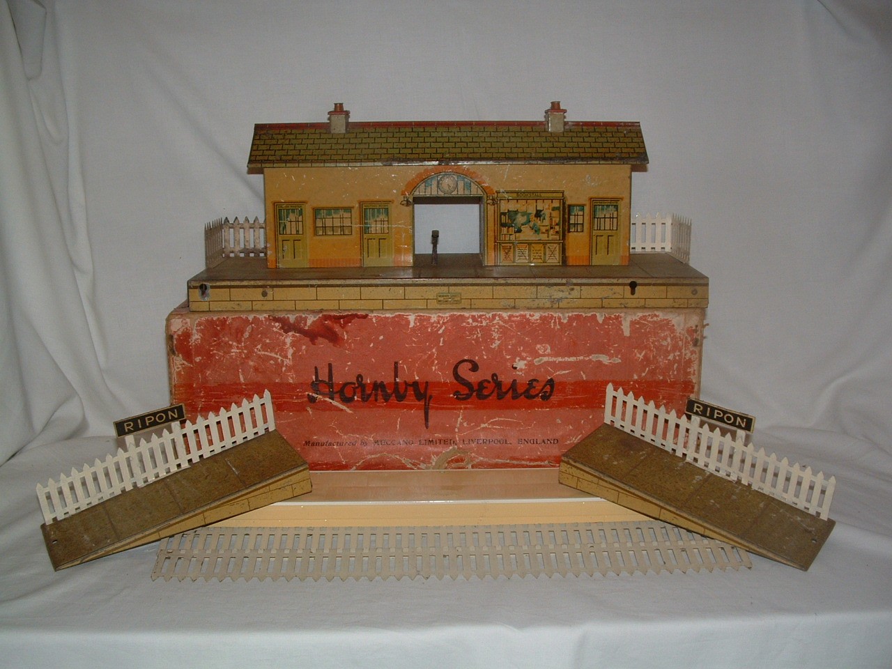 HORNBY 0 Gauge Series 4 Wayside Station Ripon with Ramps (Fair Plus) and an Extension Platform with