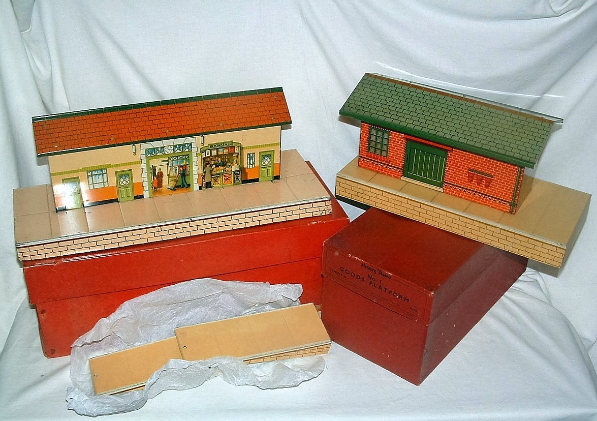 HORNBY 0 Gauge no 3 Station c1939 with Ramps and a No 1 Goods Platform c1950 - both Excellent in