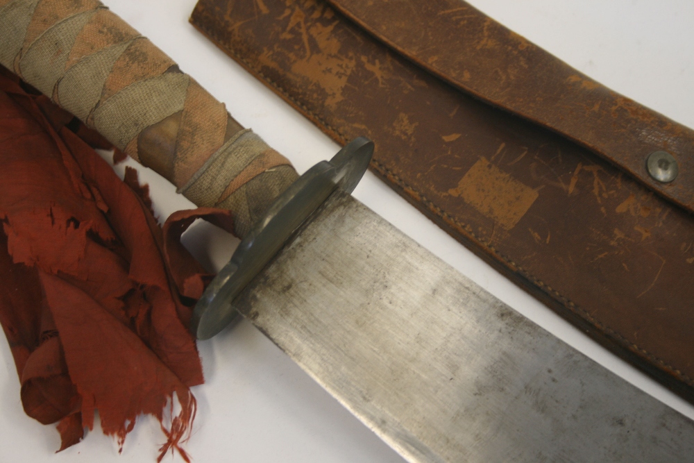 Chinese Executioners Sword with heavy thick curved blade and plain brass guard. Wooden handle with - Image 5 of 5