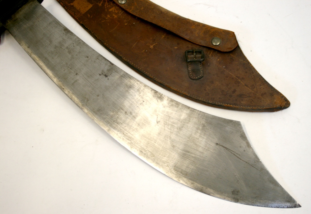 Chinese Executioners Sword with heavy thick curved blade and plain brass guard. Wooden handle with - Image 4 of 5