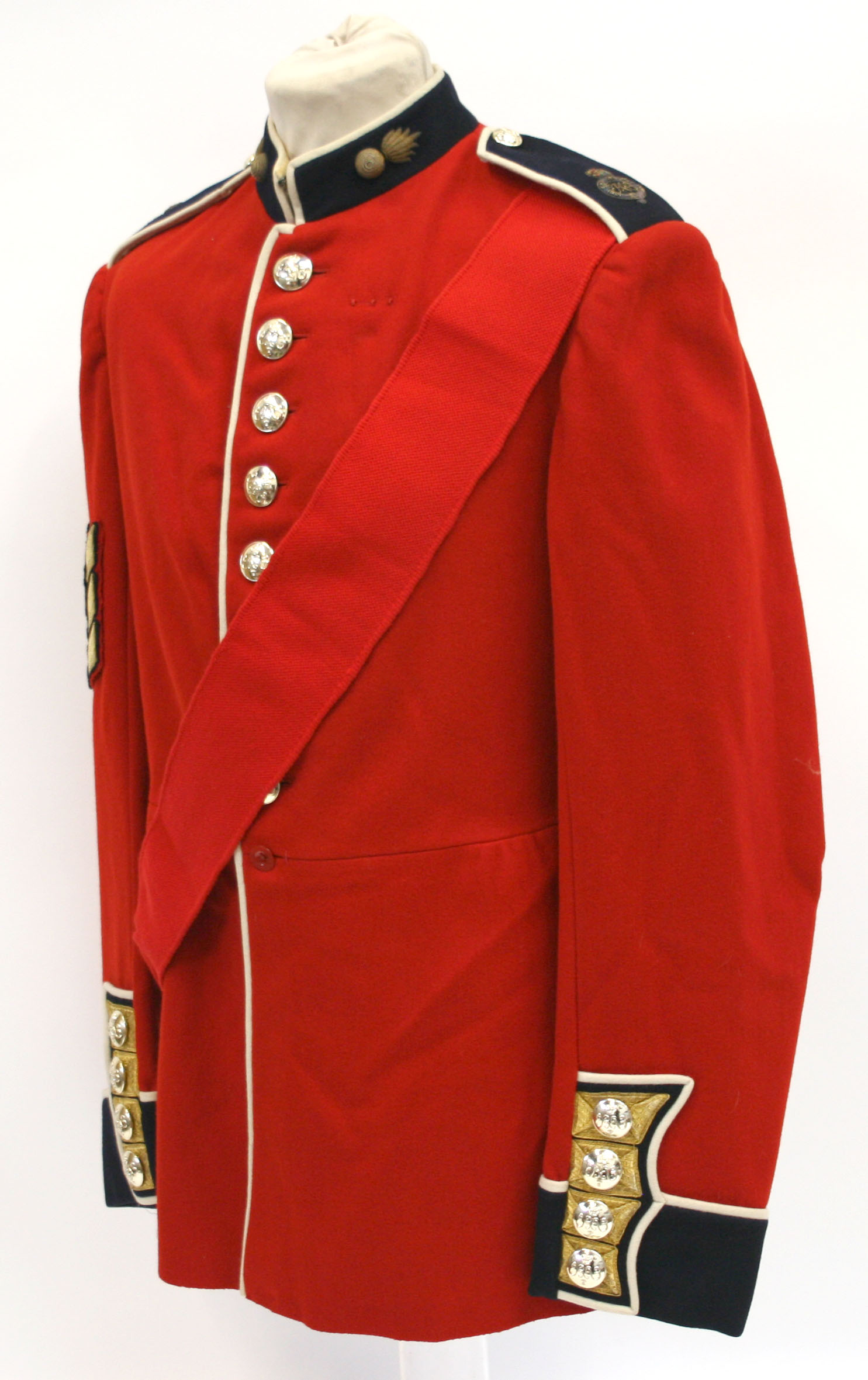 Post 1953 Grenadier Guards Colour Sergeants Dress Tunic of fine red cloth with staybright regimental - Image 3 of 4