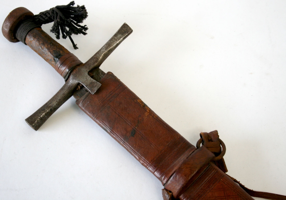 Sudanese Sword Kaskara complete with its original leather covered scabbard. Steel cross piece with - Image 3 of 3