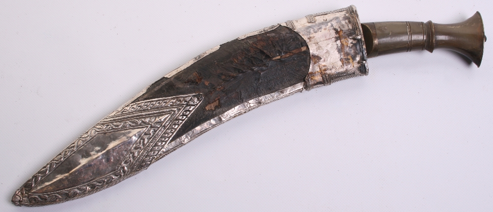 Indian kukri, blade 11", horn grip with brass mounts. In its silver mounted sheath with gold panel - Image 3 of 3