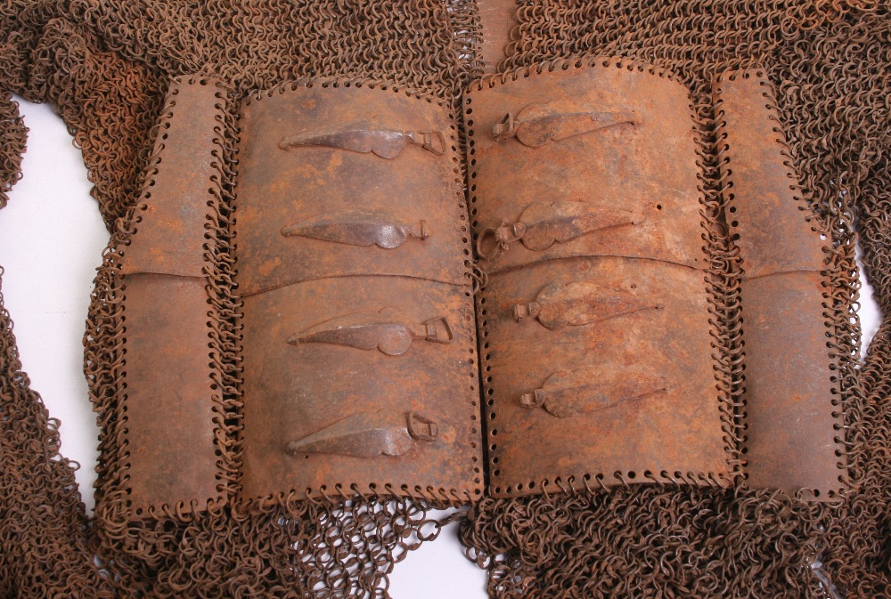 Indian 17th Century Mail and Plate Shirt. Four central plates with spear-shaped buckles, the - Image 2 of 4