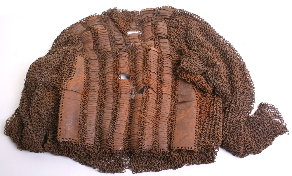 Indian 17th Century Mail and Plate Shirt. Four central plates with spear-shaped buckles, the - Image 4 of 4