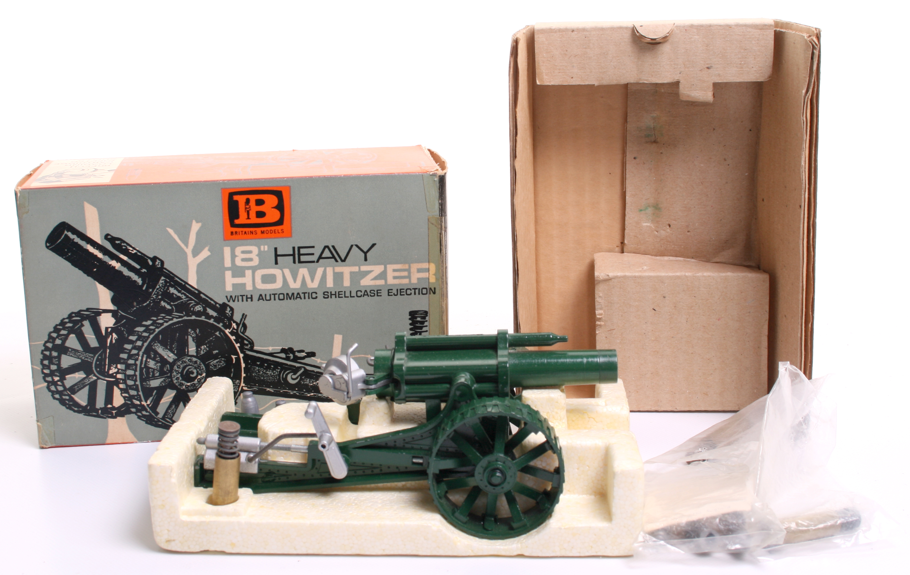 Britains 9740 Boxed 18” Heavy Howitzer Gun, mounted on tractor wheels for field operations, 1962