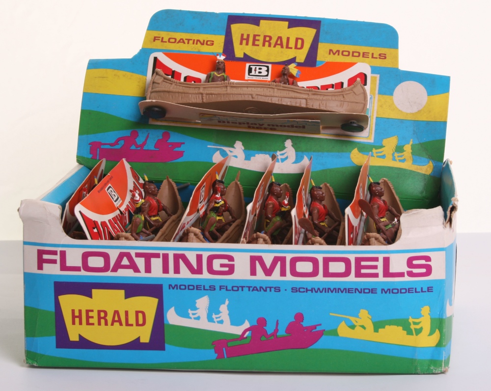 Britains Herald 4501 Indian Canoe Sets in Trade Box, 14 canoe sets, with two Indians, metal keel