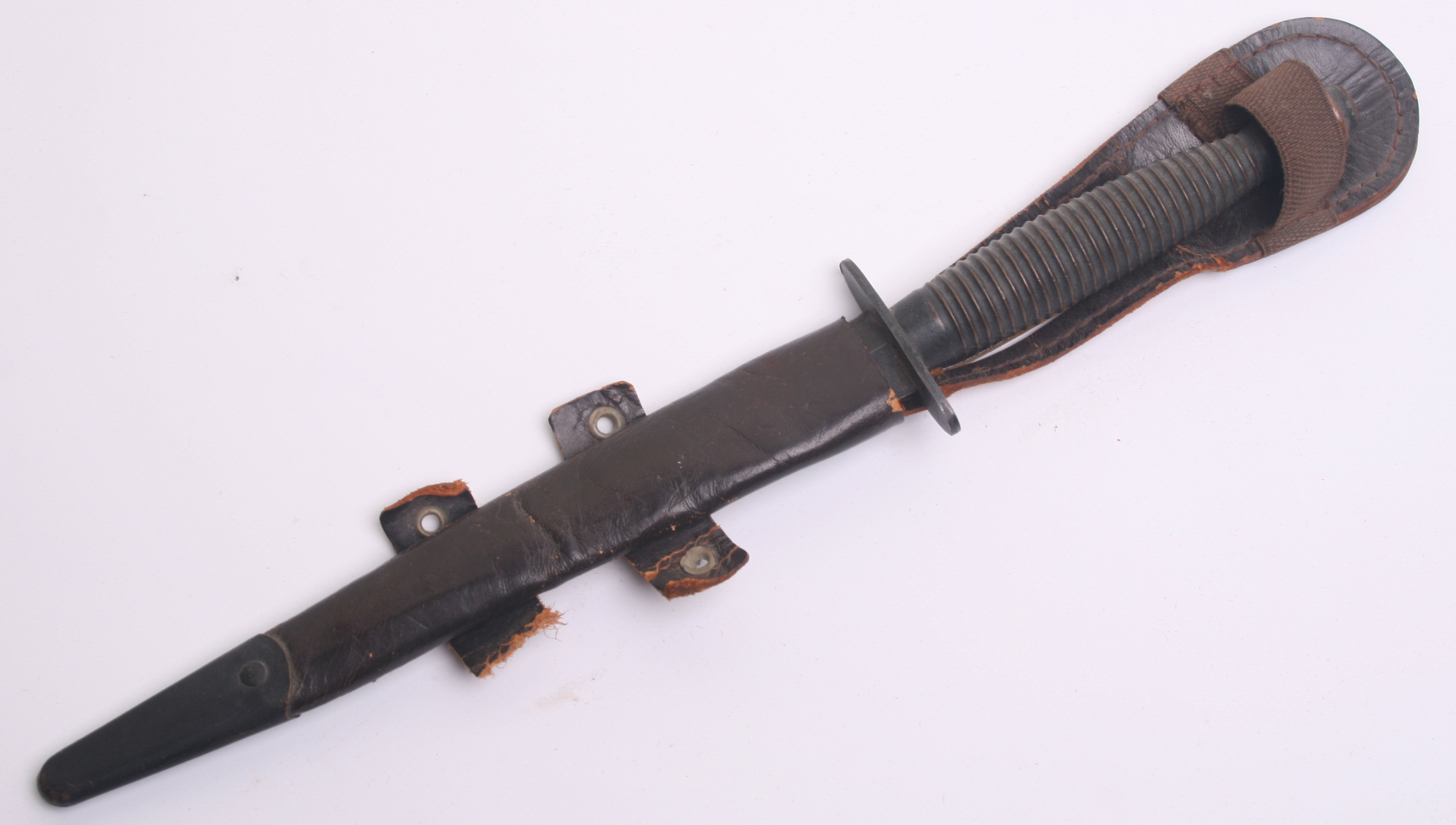WW2 British 3rd Pattern Commando Knife, complete with its original leathers scabbard. Cross guard is - Image 3 of 5