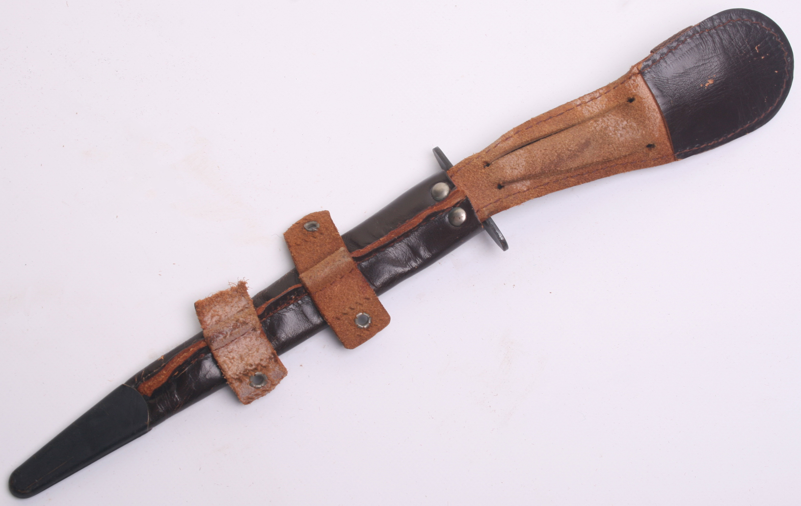 WW2 British 3rd Pattern Commando Knife, complete with its original leathers scabbard. Cross guard is - Image 4 of 5