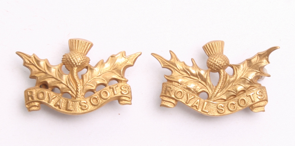 Silver Royal Scots Officers Glengarry / Pagri Badge and Officers Collar Badges, the headdress - Image 4 of 5