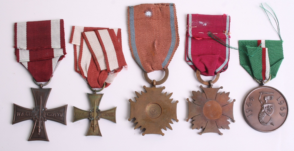 Selection of Polish Medals consisting of 1939 dated cross of valour, smaller type cross of valour - Image 2 of 2