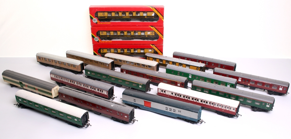 Hornby Railways passenger coaches, including 3 x R.229 Lucille Pullman coaches, excellent condition,