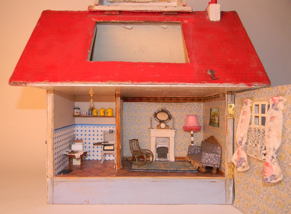 Painted wooden dolls house with veranda, circa 1910, with white and blue exterior and steps - Image 2 of 2