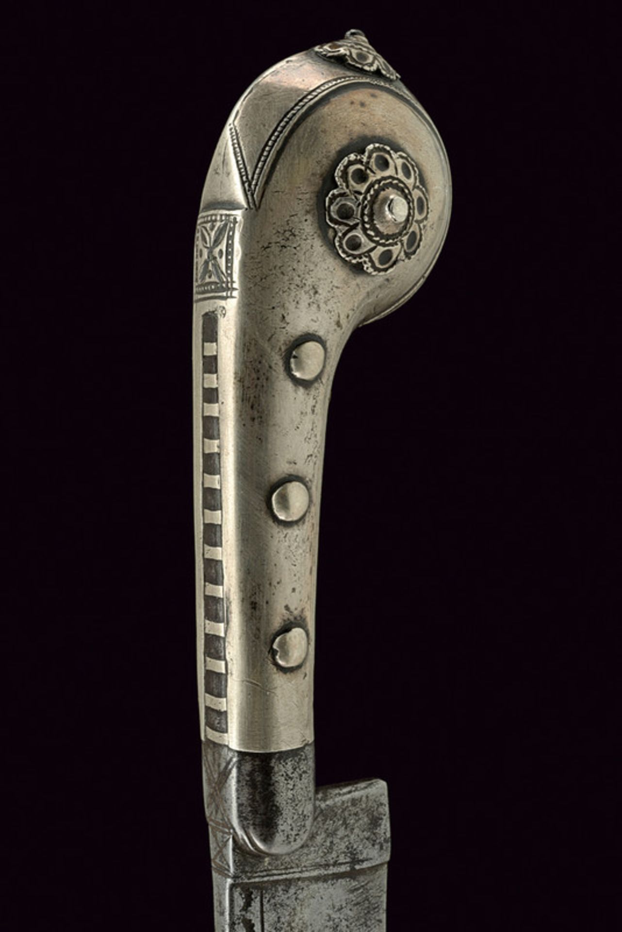 A pichangatti dating: 19th Century provenance: India Wide, single-edged blade engraved with a band - Image 2 of 3