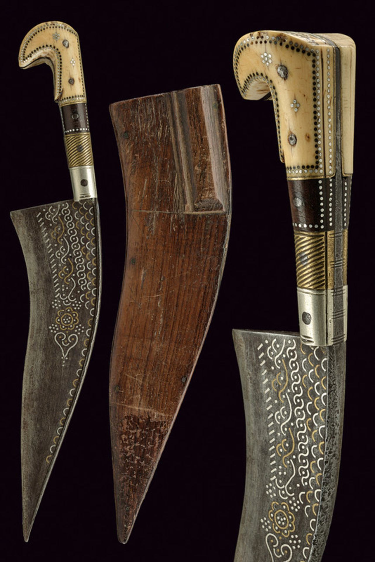 A kerala (knife) dating: 19th Century provenance: India Wide, curved blade with "T"-back,