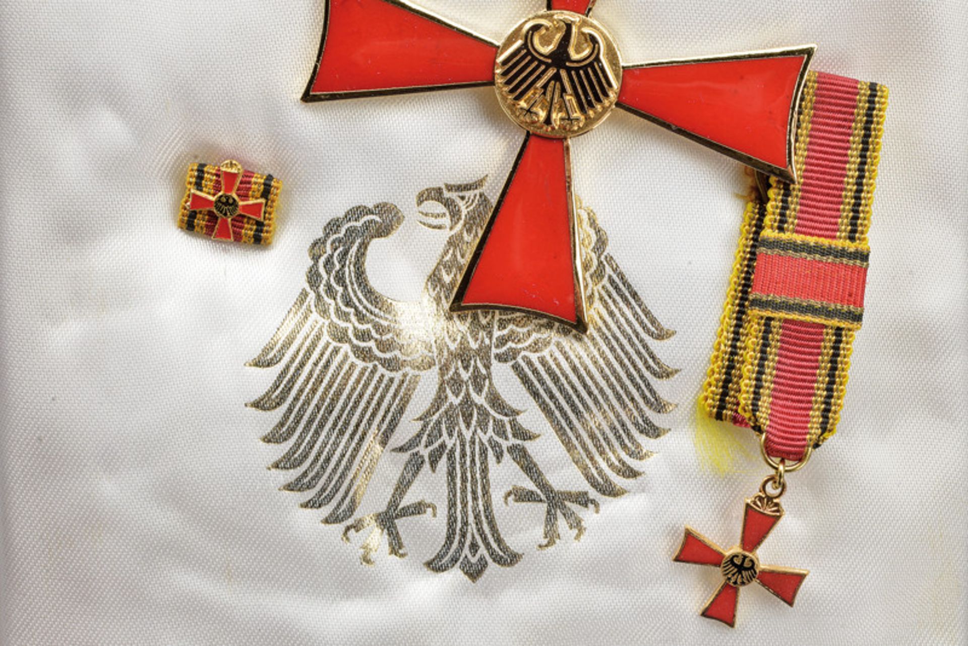 Order of Merit of the Federal Republic of Germany dating: 20th Century provenance: Germany Grand - Image 2 of 2