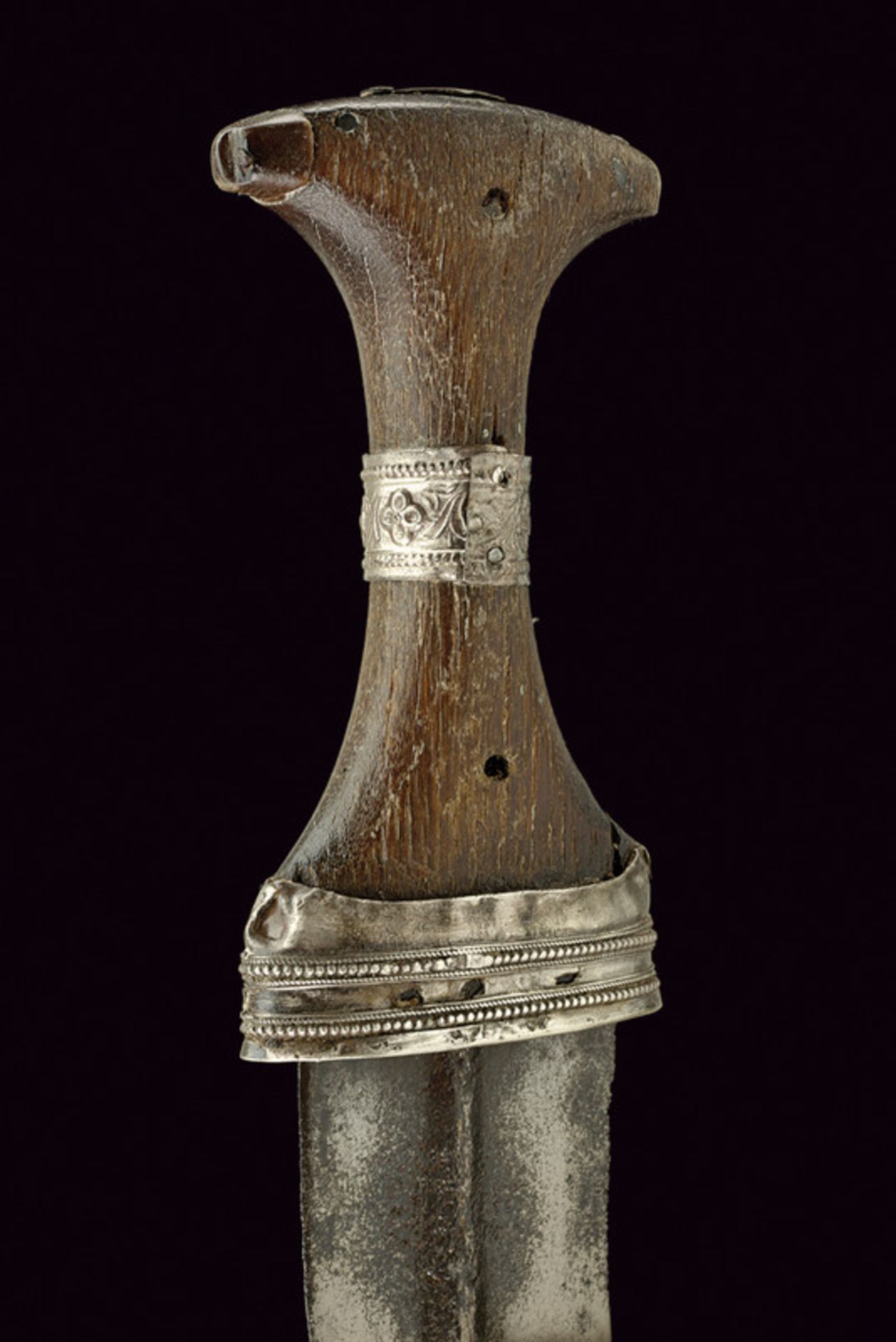 A jambiya dating: last quarter of the 19th Century provenance: Yemen Curved, double-edged blade with - Image 2 of 2