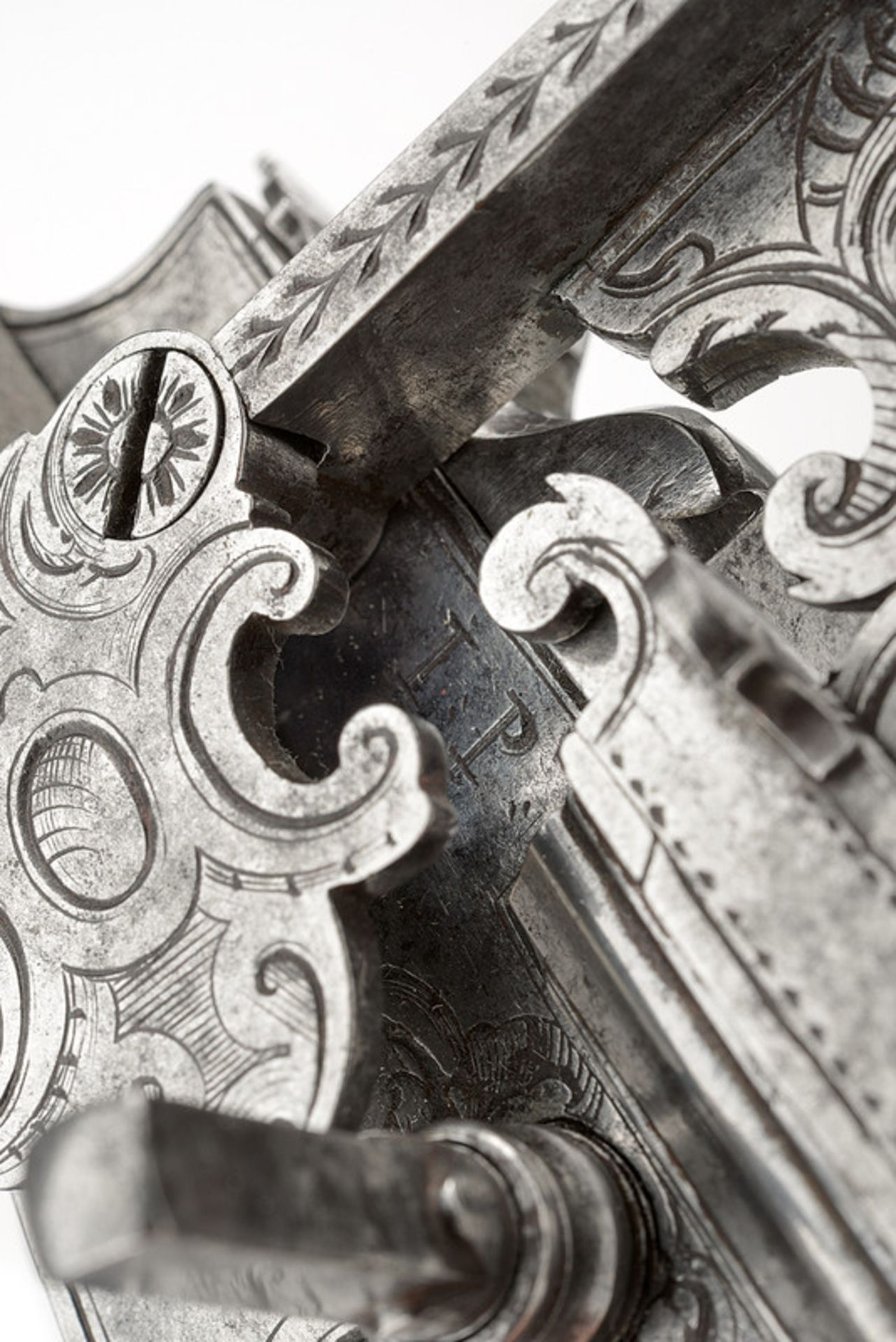 A rare left side wheel lock for a rifle dating: mid-12th Century provenance: Germany Big, lock - Bild 3 aus 4